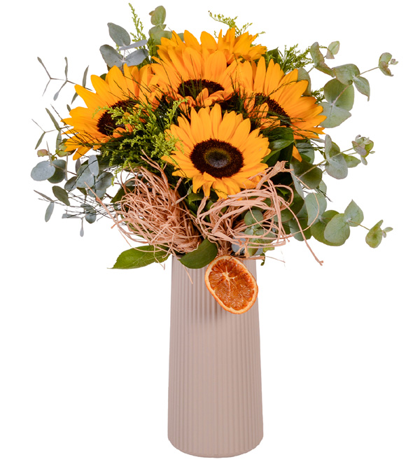 Vazoda Kırmızı Güller ve Lilyum